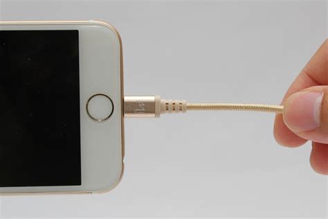 Удостоверьтесь, что iPhone начал заряжаться