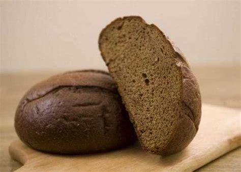 Черный хлеб: питательный и полезный для цыплят пищевой продукт